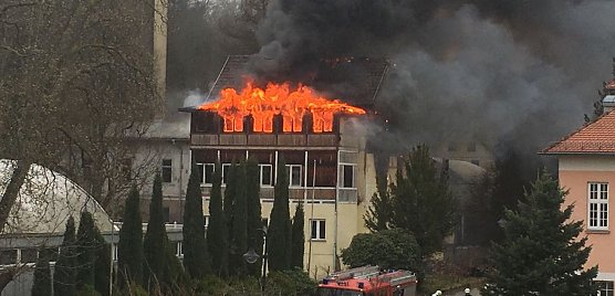 Geb&auml;ude in Flammen (Foto: privat)