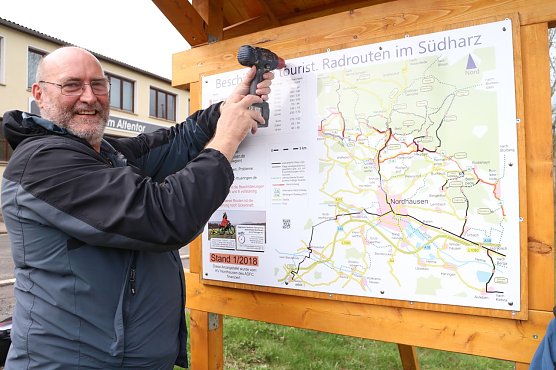 Der Vorsitzende des Nordh&auml;user ADFC Kar-Heinz Gr&ouml;pler bringt die letzte Schraube an der neuen Tafel an (Foto: Angelo Glashagel)