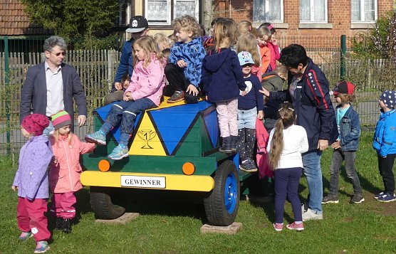 Bei strahlendem Sonnenschein konnten am Dienstagmorgen die Kinder der Ilfelder Rappelkiste das hei&szlig; begehrte Turnb&ouml;ckchen in Empfang nehmen. (Foto: Kreissportbund Nordhausen)