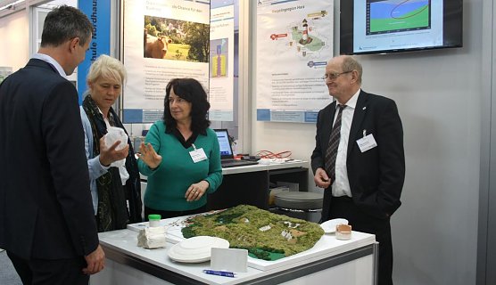 Besuch am Stand der Hochschule Nordhausen (Foto: HN)