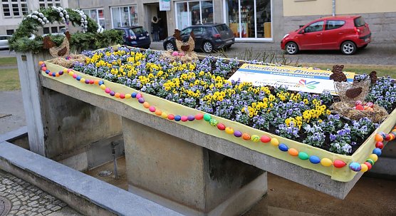 Geschm&uuml;ckter Osterbrunnen am Lutherplatz (Foto: city management Nordhausen)
