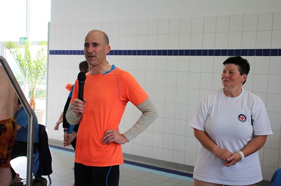 Letzte Bahn schwamm Leni selbst (Foto: Karl-Heinz Herrmann) Letzte Bahn schwamm Leni selbst (Foto: Karl-Heinz Herrmann)