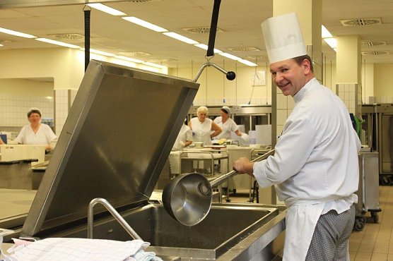 Blick in die K&uuml;che des S&uuml;dharz Klinikums (Foto: Kurt Frank)