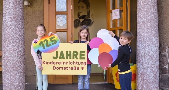 Nele, Martha und Ben f&uuml;hlen sich hier sichtlich wohl. Sie freuen sich auf die Jubil&auml;umswoche und besonders auf das Familienfest am 2. Juni (Foto: Mathias Daniel)