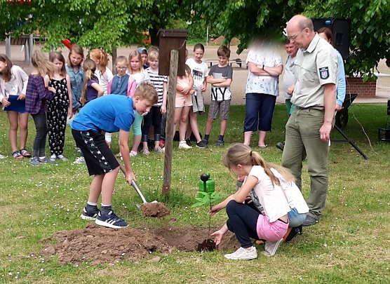 Es ist eine lange Tradition der Ilfelder Umweltschule, den Baum des Jahres mit einem kleinen musikalischen Programm im Schulgel&auml;nde zu pflanzen (Foto: Emanuel Fischer)