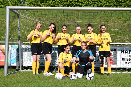 hinten v.l.n.r. Pauline Uhmann, Helene Bergmann, Vivien Spiller, Nele Jeschke, Leoni Geier, Lea Gries vorne v.l.n.r.  Lisa Gries,  Anna Luca Hause (Foto: Werner H&uuml;tcher)