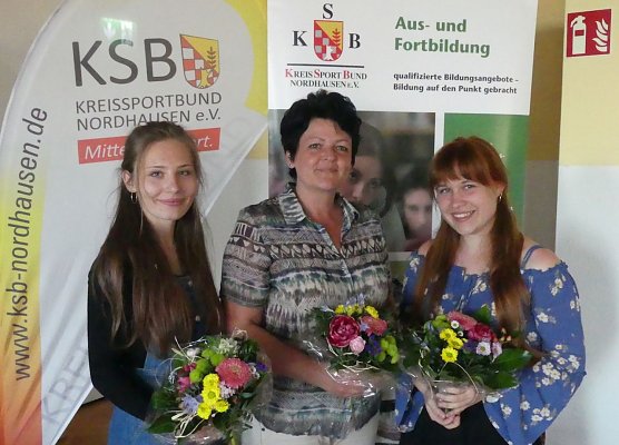  F&uuml;r ihre langj&auml;hrige ehrenamtliche T&auml;tigkeit in der Sportjugend wurde Frau Gorges mit der Ehrenplakette der Th&uuml;ringer Sportjugend geehrt. Die jungen &Uuml;bungsleiterinnen Lena-Marie Walter und Martha Erny erhielten f&uuml;r ihre engagierte Trainingsarbeit aus den H&auml;nden des Vorstandes der Sportjugend die Ehrenurkunde der Nordh&auml;user sportjugend. (Foto: Kreissportbund Nordhausen)