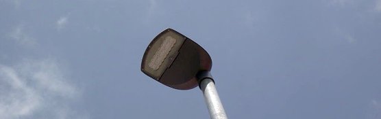 Diese LED-Stra&szlig;enaterne beleuchtet nur einen kleinen Fleck unterhalb, daf&uuml;r ziemlich hell. Das Umfeld wird nur sp&auml;rlich beleuchtet. Vielleicht liegt es an den mickrigen Mini-Leuchten? (Foto: Kurt Frank)