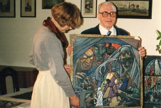 Werk&uuml;bergabe durch den Sohn (Foto: Archiv Kneffel)