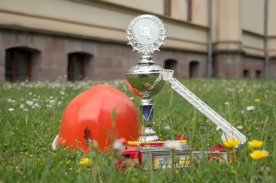 Um diesen Pokal dreht sich am Samstag alles in Werther (Foto: J. Piper)