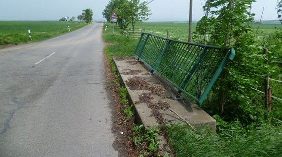 Besch&auml;digtes Br&uuml;ckengel&auml;nder (Foto: Polizei)