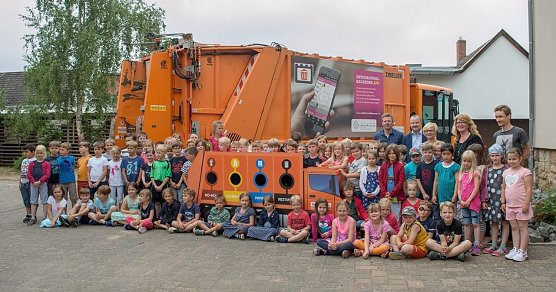 Neues Abfalltrenn-Fahrzeug &uuml;bergeben (Foto: N. Mattern)