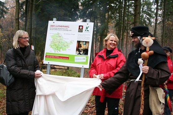 Enthüllung im Wald (Foto: Piper/pln) Enthüllung im Wald (Foto: Piper/pln)