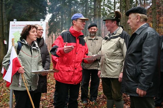 Enthüllung im Wald (Foto: Piper/pln) Enthüllung im Wald (Foto: Piper/pln)