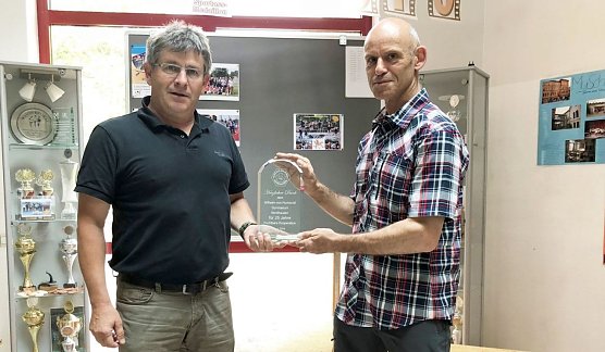 Frank Pelny &uuml;berreicht Erinnerungsgeschenk (Foto: S. Schr&ouml;ter)