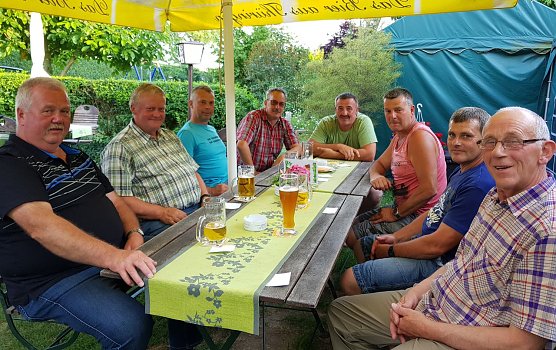 Am Abend ein Feierabendbier mit Freunden (Foto: C. Wilhelm)