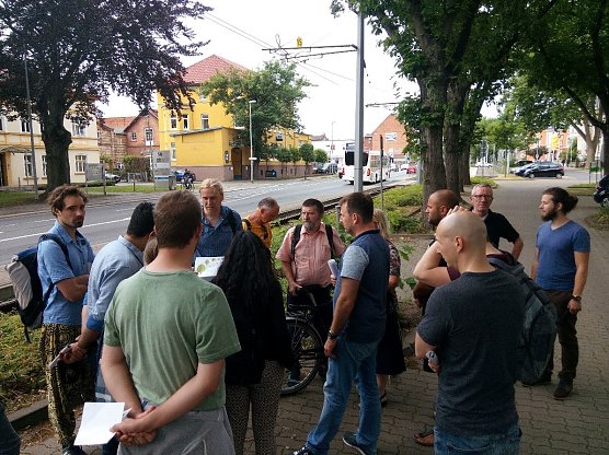 Die Gruppe Studierender erkundet die Stadt (Foto: Sarah Klare)