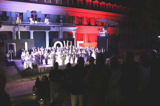 La traviata mit glanzvoller Premiere (Foto: András Dobi) La traviata mit glanzvoller Premiere (Foto: András Dobi)