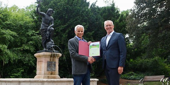 v.l.: Steffen Meyer und Jörg Prophet vor dem Neptunbrunnen (Foto: Angelo Glashagel) v.l.: Steffen Meyer und Jörg Prophet vor dem Neptunbrunnen (Foto: Angelo Glashagel)