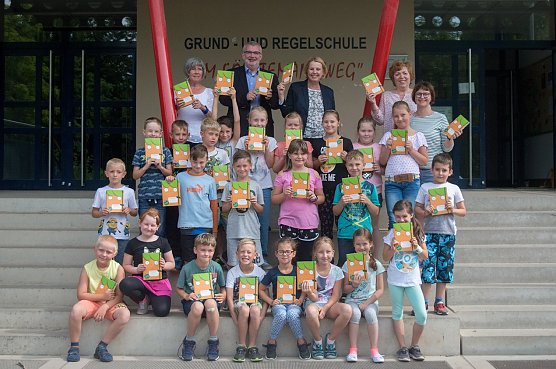 Auch im kommenden Schuljahr k&ouml;nnen rund 2.500 Grundsch&uuml;ler in Stadt und Landkreis Nordhausen ihre Hausaufgaben ins M&ouml;hrchenheft eintragen (Foto: Pressestelle Landratsamt Nordhausen)