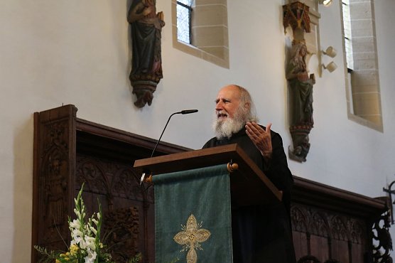 Pater Anselm Grün sprach über Wurzeln und Halt im Leben (Foto: Angelo Glashagel) Pater Anselm Grün sprach über Wurzeln und Halt im Leben (Foto: Angelo Glashagel)