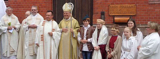 Pfarrer Hentrich und Bischof Neymeyr (Bildmitte) (Foto: Hans-Georg Backhaus)