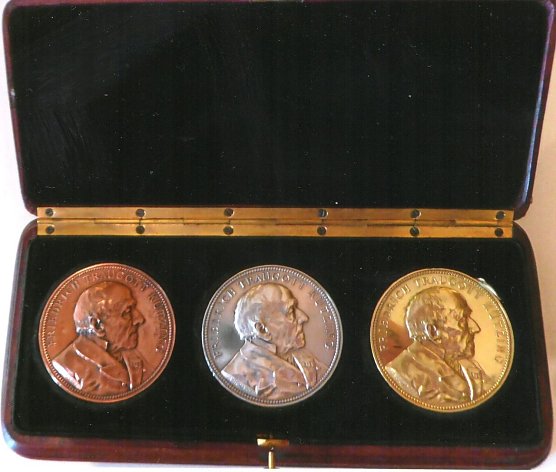 Etui mit den drei Medaillen (Foto: Heidelore Kneffel)