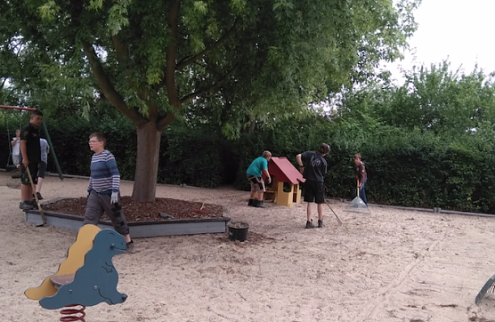 Arbeitseinsatz der Albert-Schweitzer-Schule Bleicherode (Foto: Pressestelle Landratsamt Nordhausen)