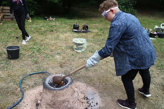 Der Ofen muss regelmäßig befüllt werden (Foto: Angelo Glashagel) Der Ofen muss regelmäßig befüllt werden (Foto: Angelo Glashagel)