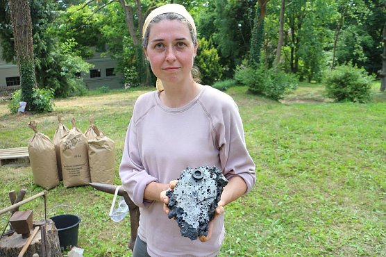 Experiment geglückt, der Magnet hält (Foto: Angelo Glashagel) Experiment geglückt, der Magnet hält (Foto: Angelo Glashagel)