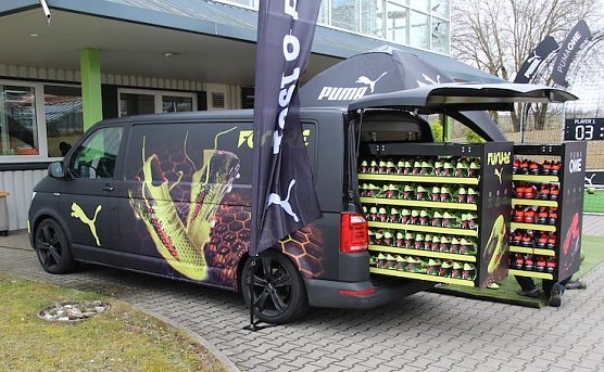 Riesige Schuhregal zur Saisoner&ouml;ffnung (Foto: privat)