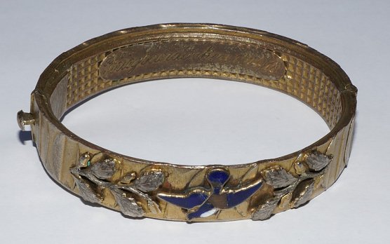 Ein Objekt der Ausstellung: Ein Armreif mit der Innschrift Kriegserinnerungen 1914/18 (Foto: Dr. Marie-Luis Zahradnik )