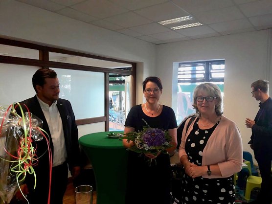 SWG Chefin Inge Klaan begr&uuml;&szlig;t die DEVK als neue Mieter (Foto: SWG Nordhausen)