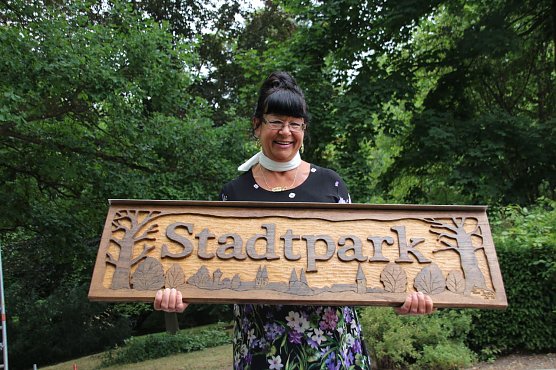 Tura Jursa mit ihrem Geschenk f&uuml;r den Stadtpark (Foto: Pressestelle Stadt Nordhausen)