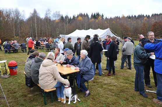 Gemeinsam erinnert (Foto: W. Hasselbach) Gemeinsam erinnert (Foto: W. Hasselbach)