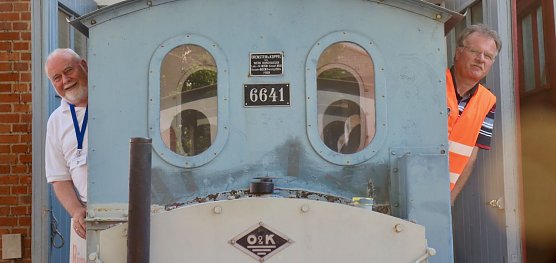 Zwei gl&uuml;ckliche Technikfreunde - Volker Lange (rechts) &uuml;bergibt Wilfried Geiger vom IFA Museum seine "kleine R&uuml;ma" (Foto: Angelo Glashagel)
