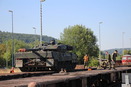 Panzer in Richtung Litauen verladen (Foto: Karl-Heinz Herrmann) Panzer in Richtung Litauen verladen (Foto: Karl-Heinz Herrmann)