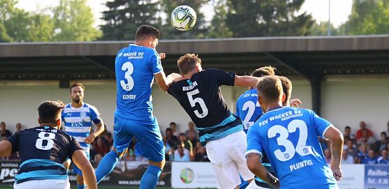 Esdorf gewinnt Kopfballduell (Foto: Bernd Peter)