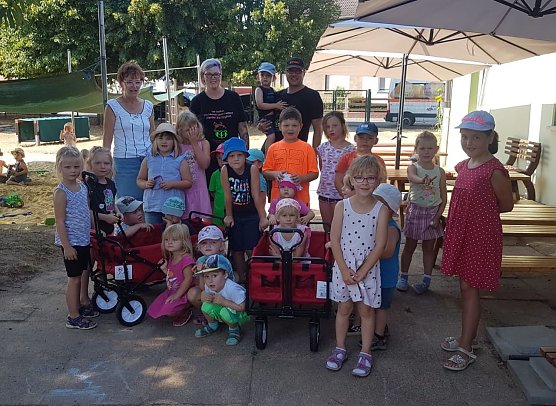 Bollerwagen &uuml;bergeben (Foto: privat)