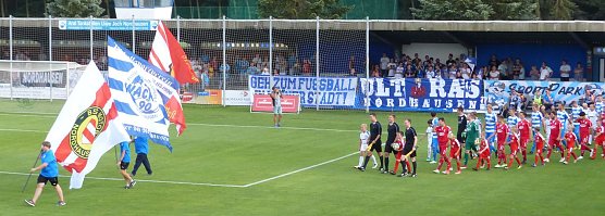 Einmarsch mit Traditionsfahnen - tolles Bild (Foto: nnz)