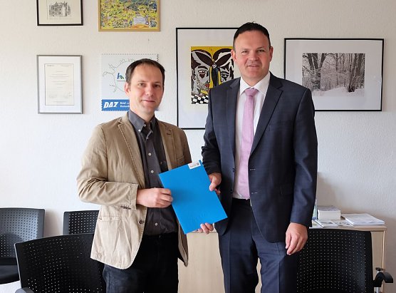 Prof. Dr. J&ouml;rg Wagner, Pr&auml;sident der HSN, &uuml;berreicht Prof. Dr. Mario Sch&ouml;lzel die Ernennungsurkunde (Foto: Elvira Stockmar)
