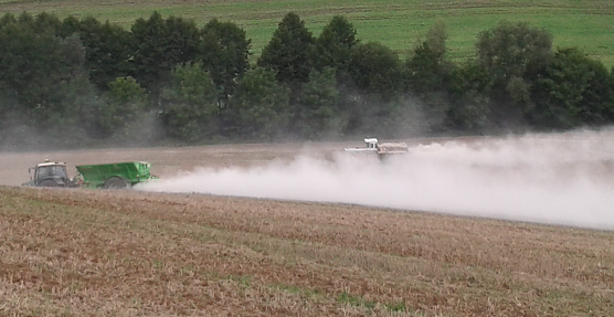 Der B&uuml;rger wei&szlig; meist nicht, was auf die &Auml;cker in seinem Umfeld an Chemikalien ausgebracht wird. Durch Nitrate im Grundwasser, R&uuml;ckst&auml;nde sch&auml;dlicher Stoffe in unserer Nahrung, Insekten- und Vogelsterben zeichnen zahlreiche wissenschaftliche Studien ein problematisches Bild der intensiven, vom globalen Markt abh&auml;ngigen Landwirtschaft. (Foto: Bodo Schwarzberg)