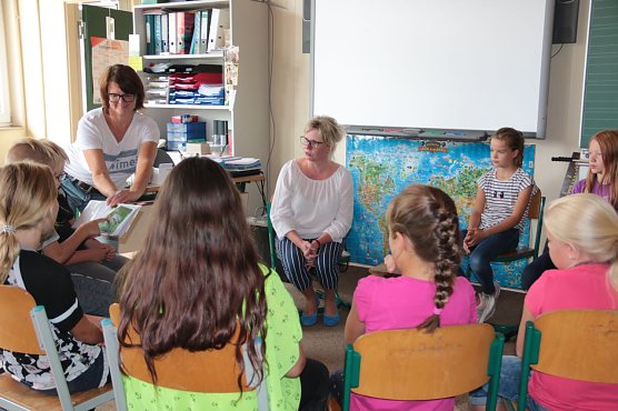 Babett Pfefferlein (Mitte) im Gespr&auml;ch mit Sch&uuml;lern.  (Foto: Susanne Schedwill)