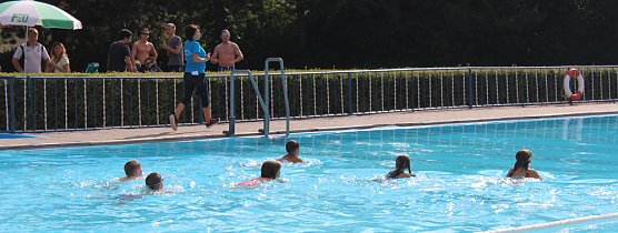 Schwimmen (Foto: Karl-Heinz Herrmann) Schwimmen (Foto: Karl-Heinz Herrmann)