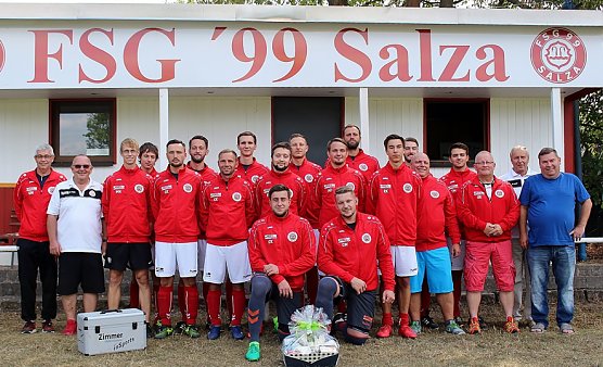 Trainingsanz&uuml;ge gesponsert (Foto: Klaus Pfand)
