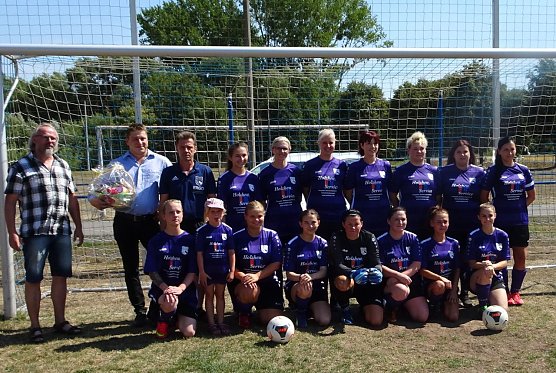 Trikots &uuml;bergeben (Foto: Christopher Holzheu)