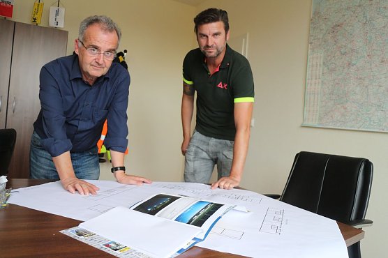 v.l.: Dr. Ing. Jens Stark und Mario B&ouml;hnhardt &uuml;ber ihren Pl&auml;nen f&uuml;r den AKS (Foto: Angelo Glashagel)