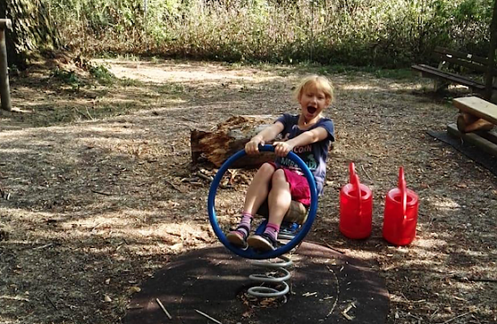 Neue rote Gießkannen und unzählige Wasserträger (Foto: Judith Hesse) Neue rote Gießkannen und unzählige Wasserträger (Foto: Judith Hesse)