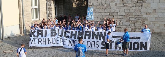 Wacker-Fans vor dem B&uuml;rgerhaus (Foto: Angelo Glashagel)