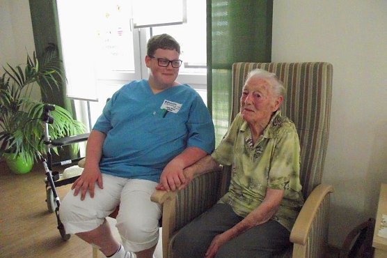 Liebevoll streichelt Jonas Bruns Waltraud Werneckes Hand. Seit einem Jahr wohnt die 91-J&auml;hrige in der Diakonie Sozialstation G&uuml;nzerode (Foto: Kurt Frank)